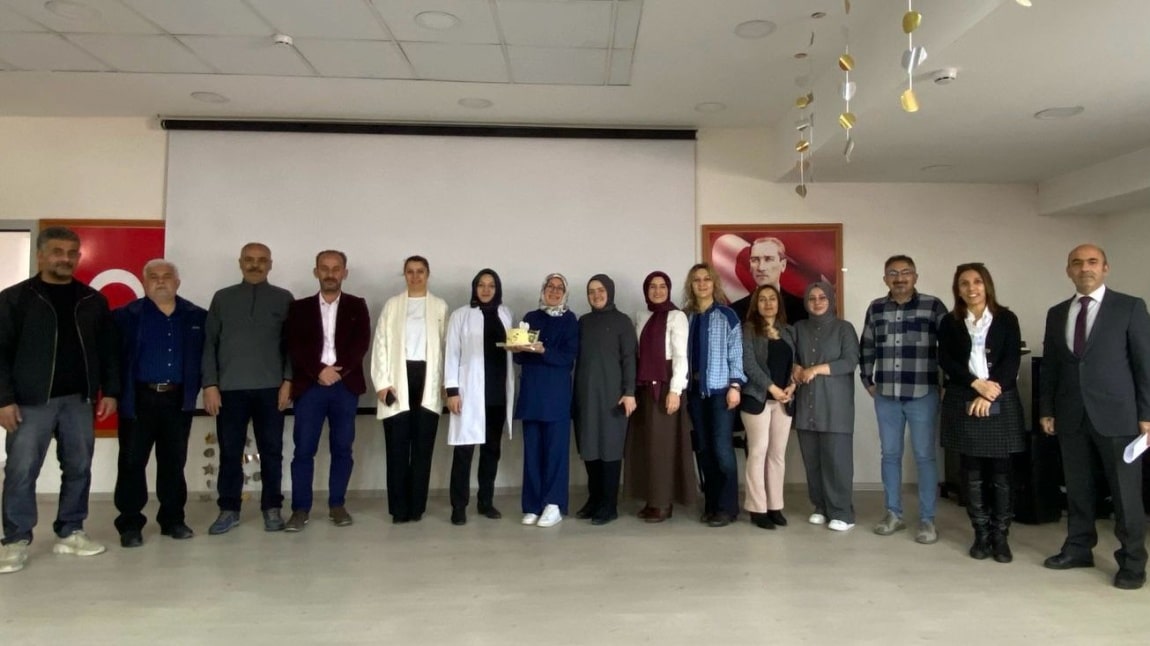 İngilizce Öğretmenimize Sürpriz Doğum Günü