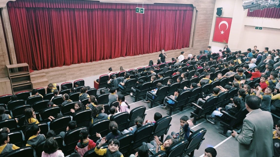 Tüm Okul Olarak Tiyatrodayız